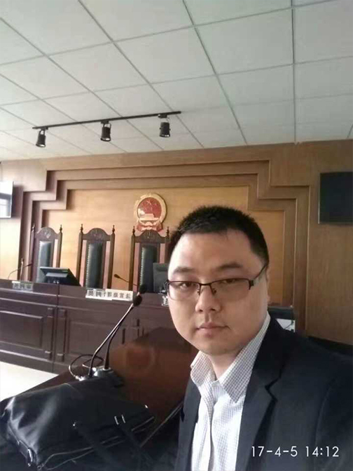 杨贝贝律师在庭审现场