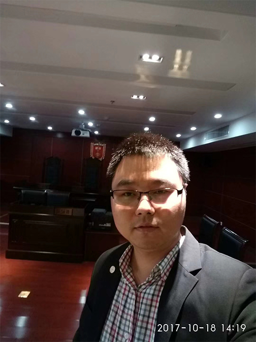 2017年10月18日杨贝贝律师在庭审现场照