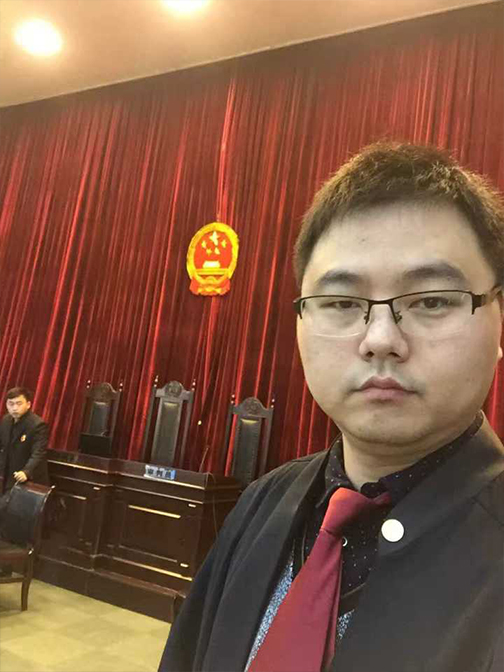 蚌埠律师杨贝贝在庭审现场照
